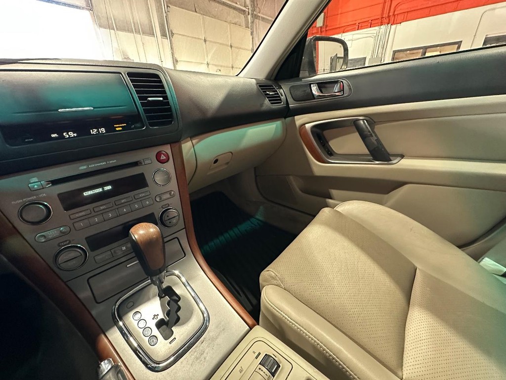 Subaru Legacy Wagon Vehicle Full-screen Gallery Image 16