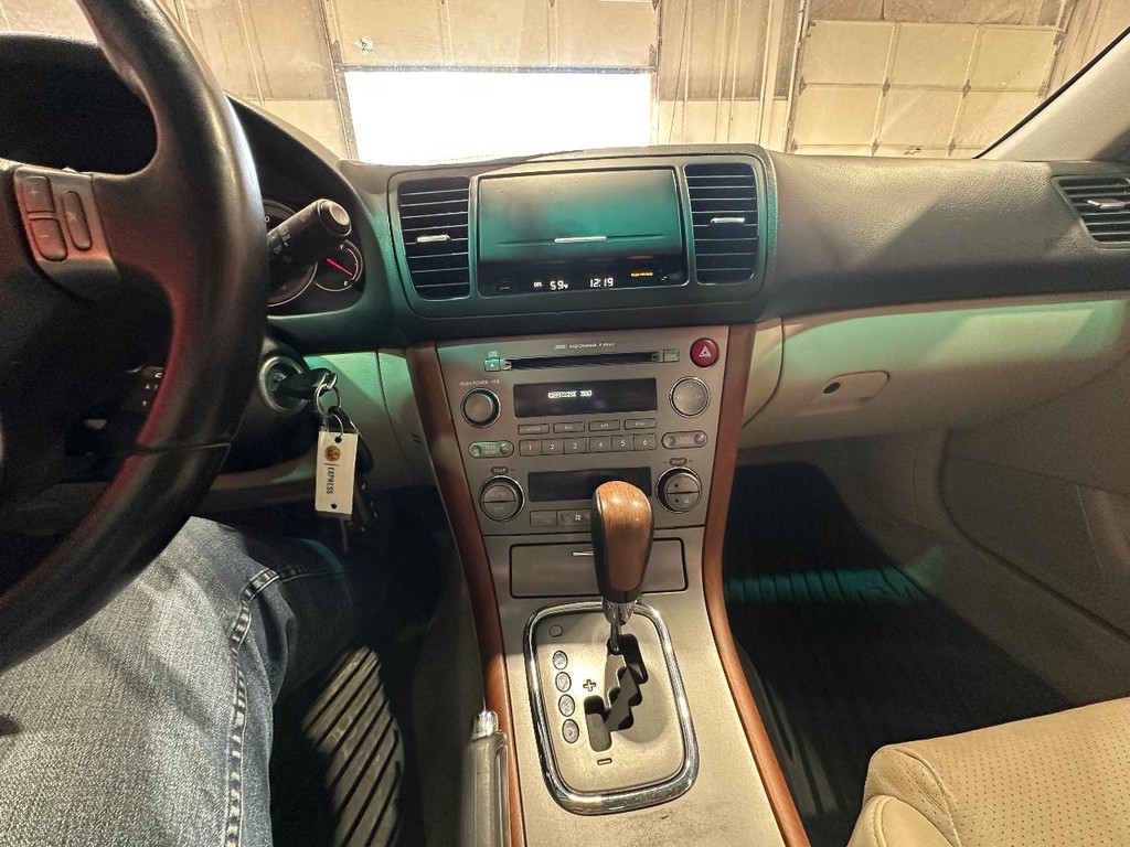 Subaru Legacy Wagon Vehicle Full-screen Gallery Image 17