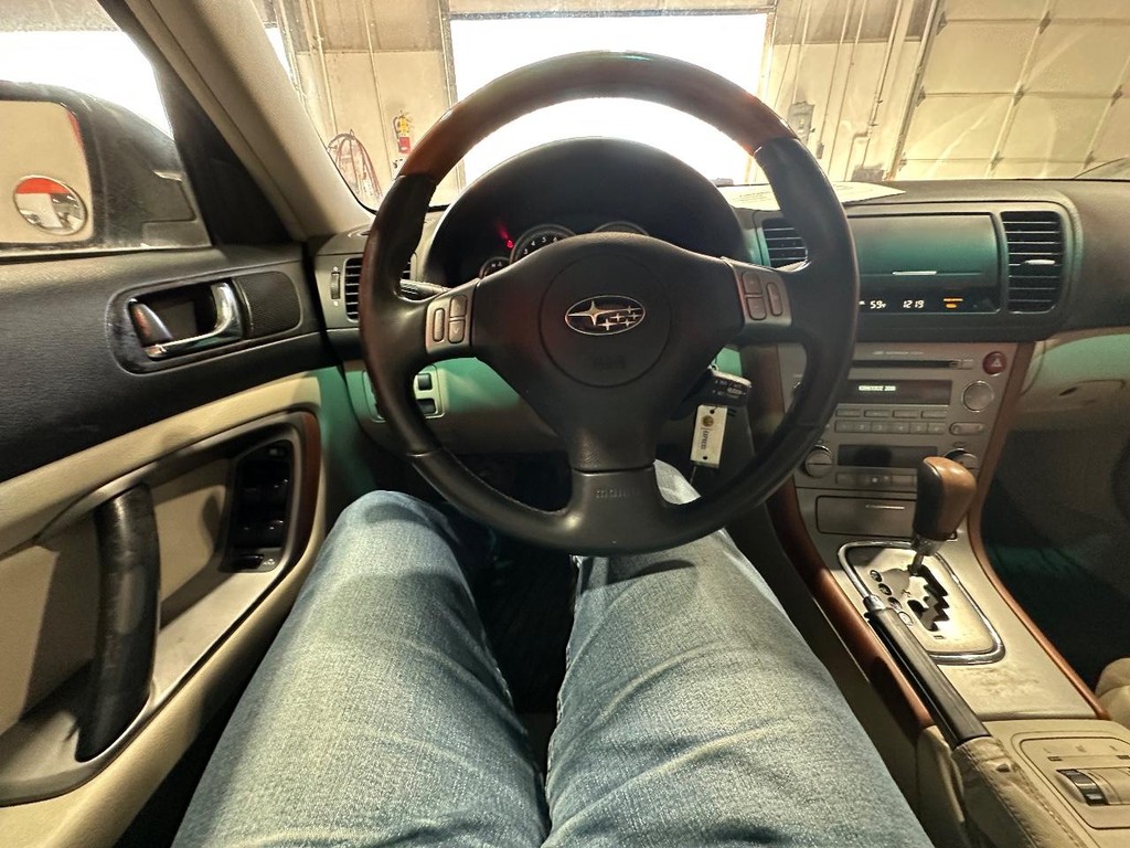 Subaru Legacy Wagon Vehicle Full-screen Gallery Image 19