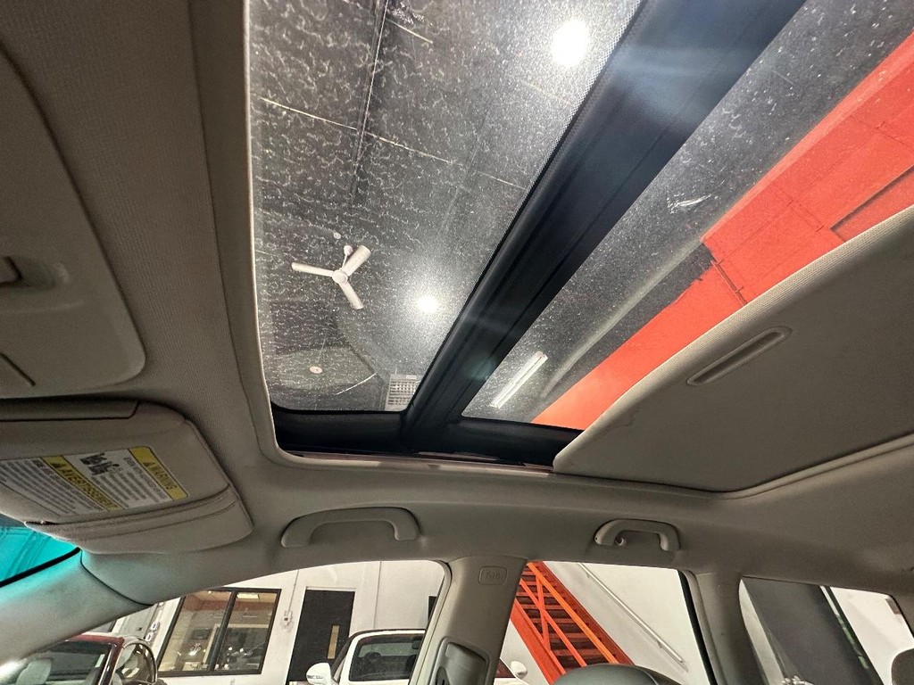 Subaru Legacy Wagon Vehicle Full-screen Gallery Image 21