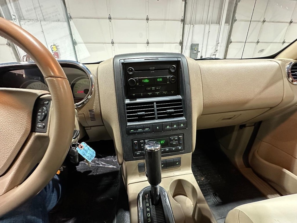 Ford Explorer Sport Trac Vehicle Full-screen Gallery Image 17