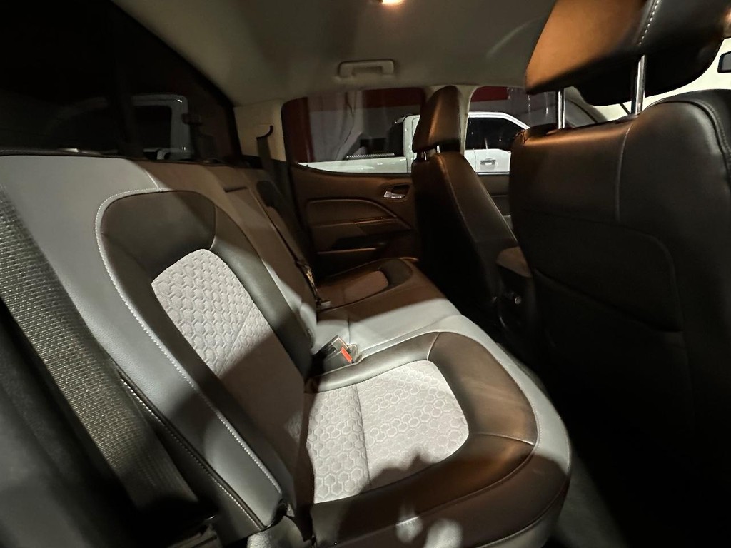 Chevrolet Colorado Vehicle Full-screen Gallery Image 16