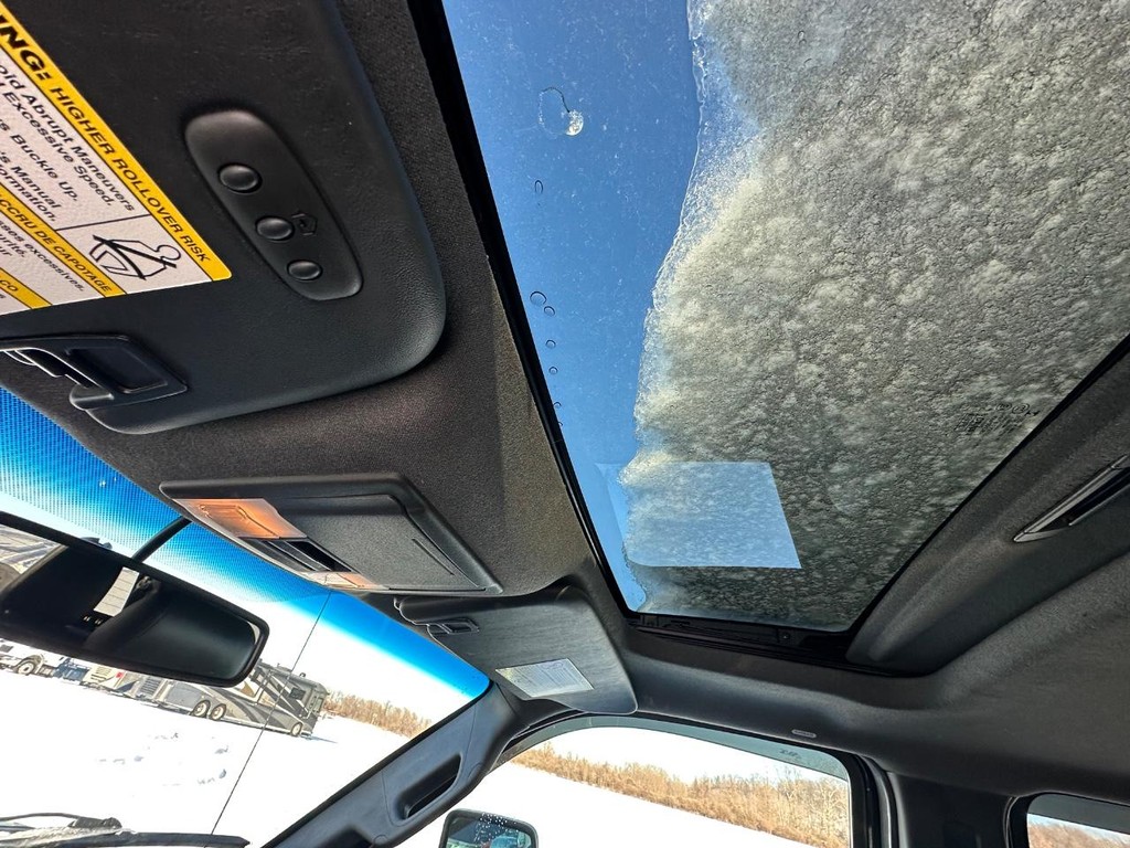 Ford Super Duty F-350 SRW Vehicle Full-screen Gallery Image 17