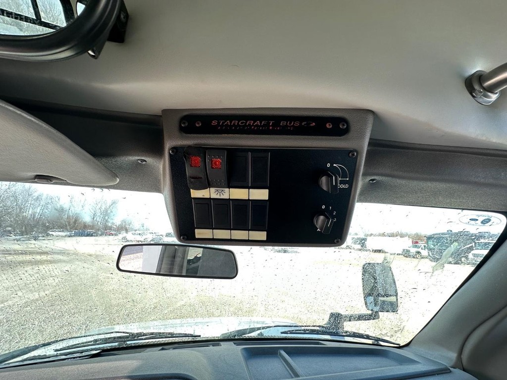 Ford Econoline Commercial Cutaway Vehicle Full-screen Gallery Image 14