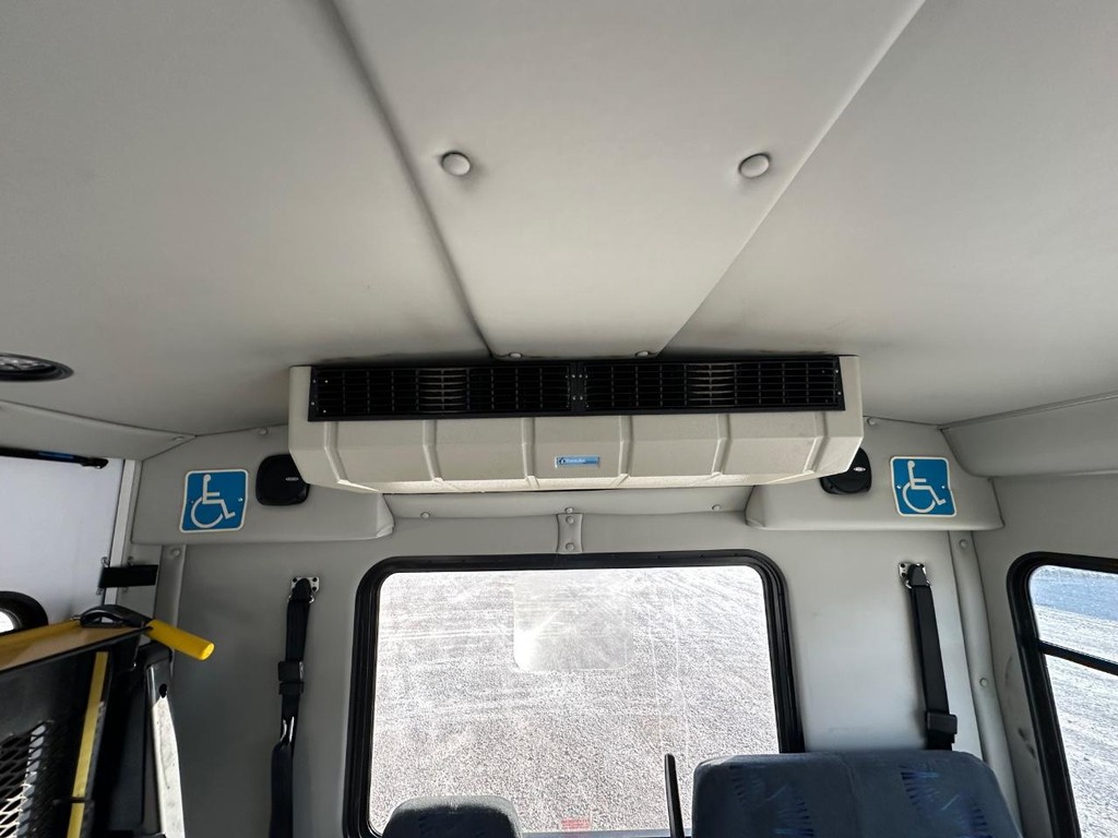 Ford Econoline Commercial Cutaway Vehicle Full-screen Gallery Image 20