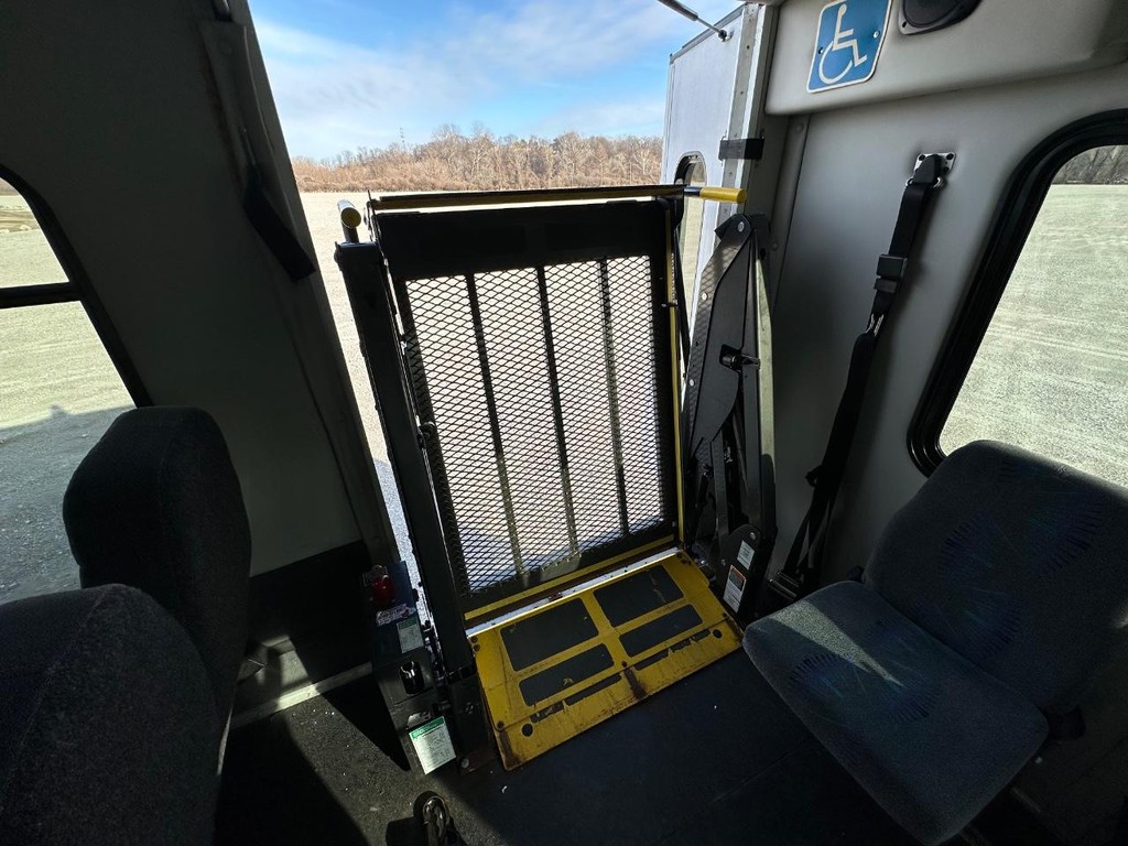 Ford Econoline Commercial Cutaway Vehicle Full-screen Gallery Image 21