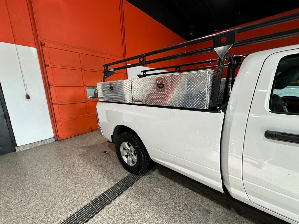 Ram 1500 Classic Vehicle Full-screen Gallery Image 3