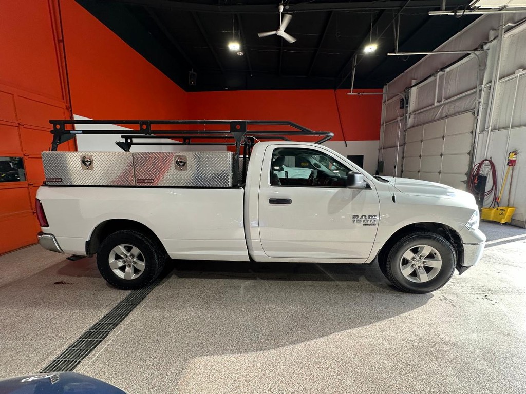 Ram 1500 Classic Vehicle Full-screen Gallery Image 4