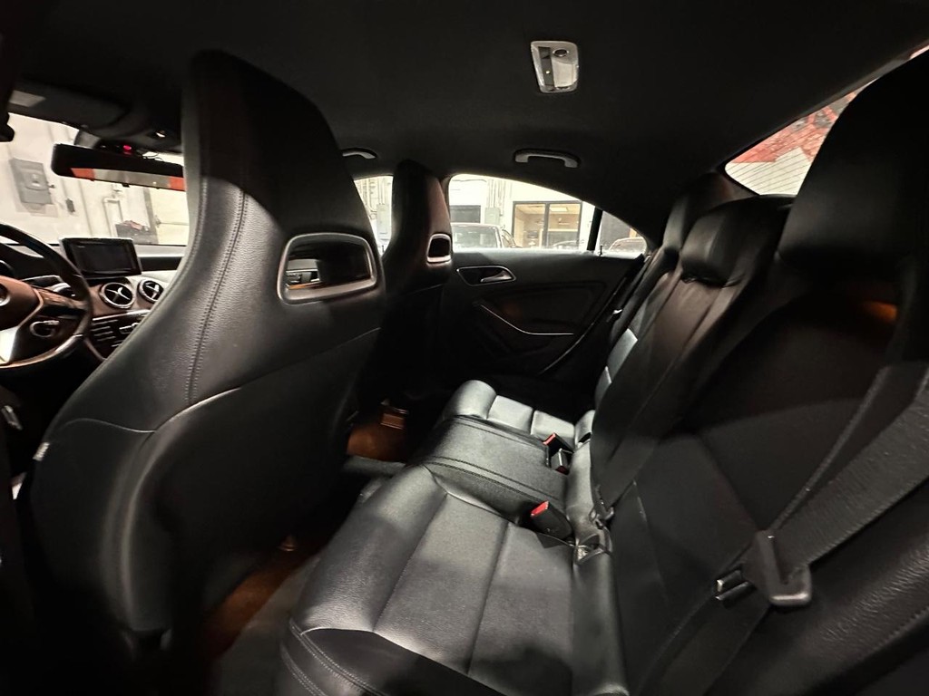 Mercedes-Benz CLA-Class Vehicle Full-screen Gallery Image 9