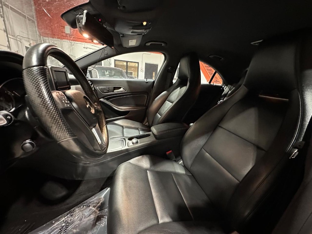 Mercedes-Benz CLA-Class Vehicle Full-screen Gallery Image 14