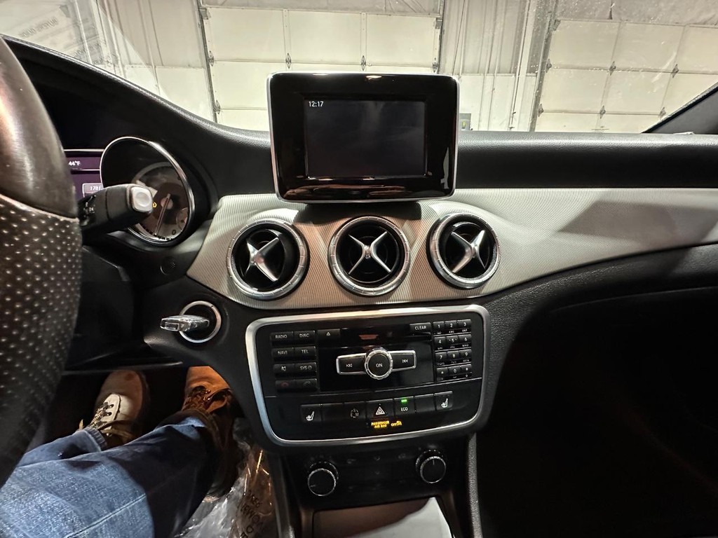 Mercedes-Benz CLA-Class Vehicle Full-screen Gallery Image 15