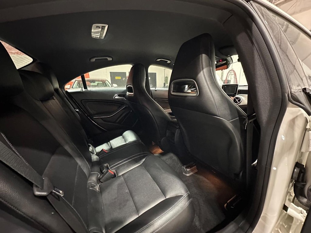 Mercedes-Benz CLA-Class Vehicle Full-screen Gallery Image 16