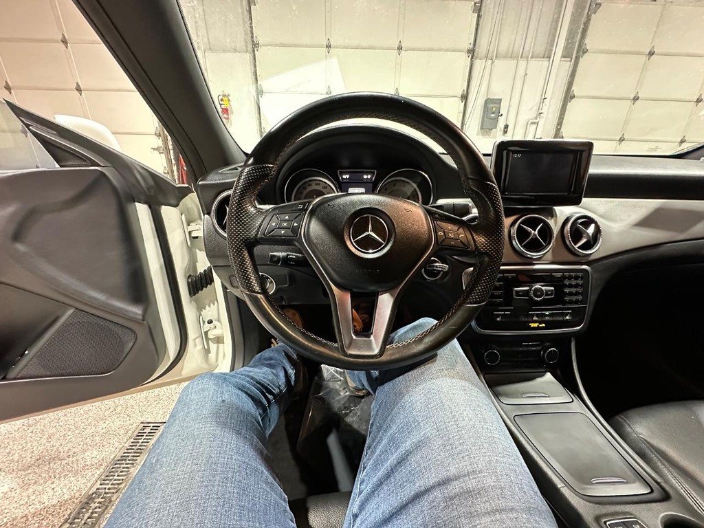 Mercedes-Benz CLA-Class Vehicle Full-screen Gallery Image 18