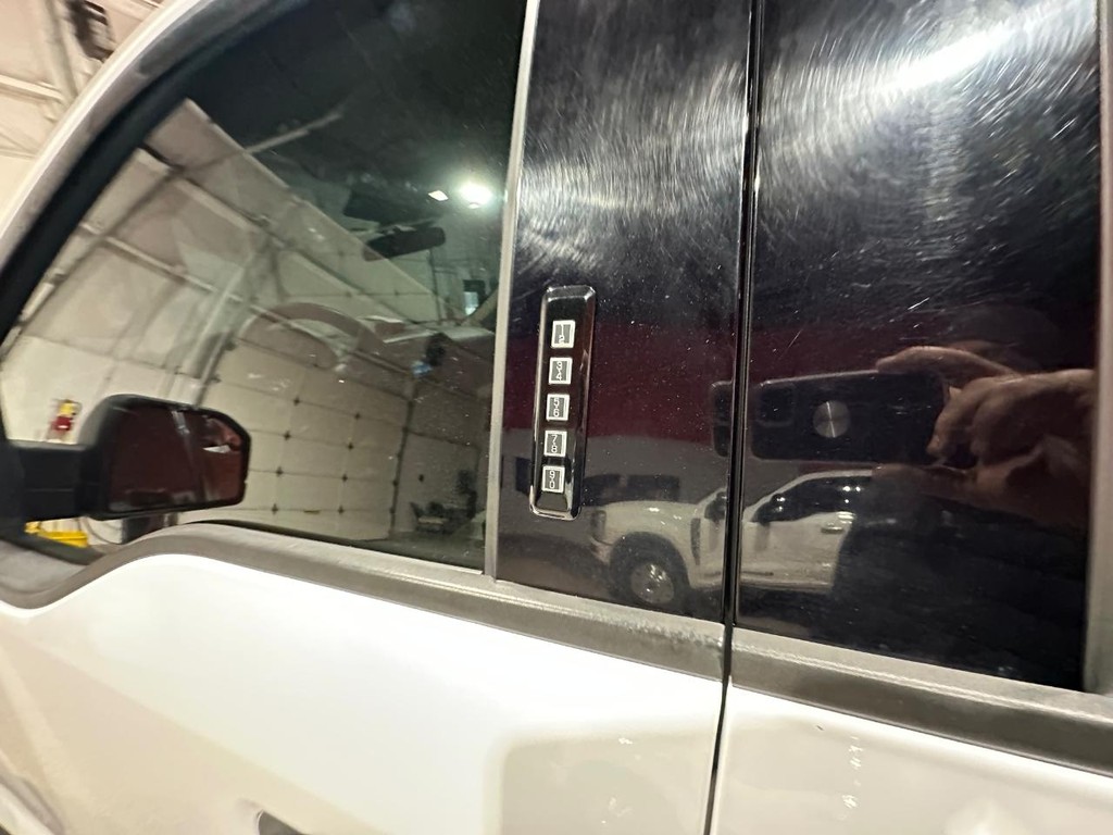 Ford F-150 Vehicle Full-screen Gallery Image 15