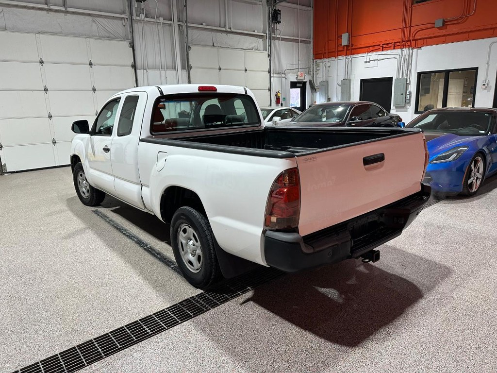 Toyota Tacoma Vehicle Full-screen Gallery Image 5