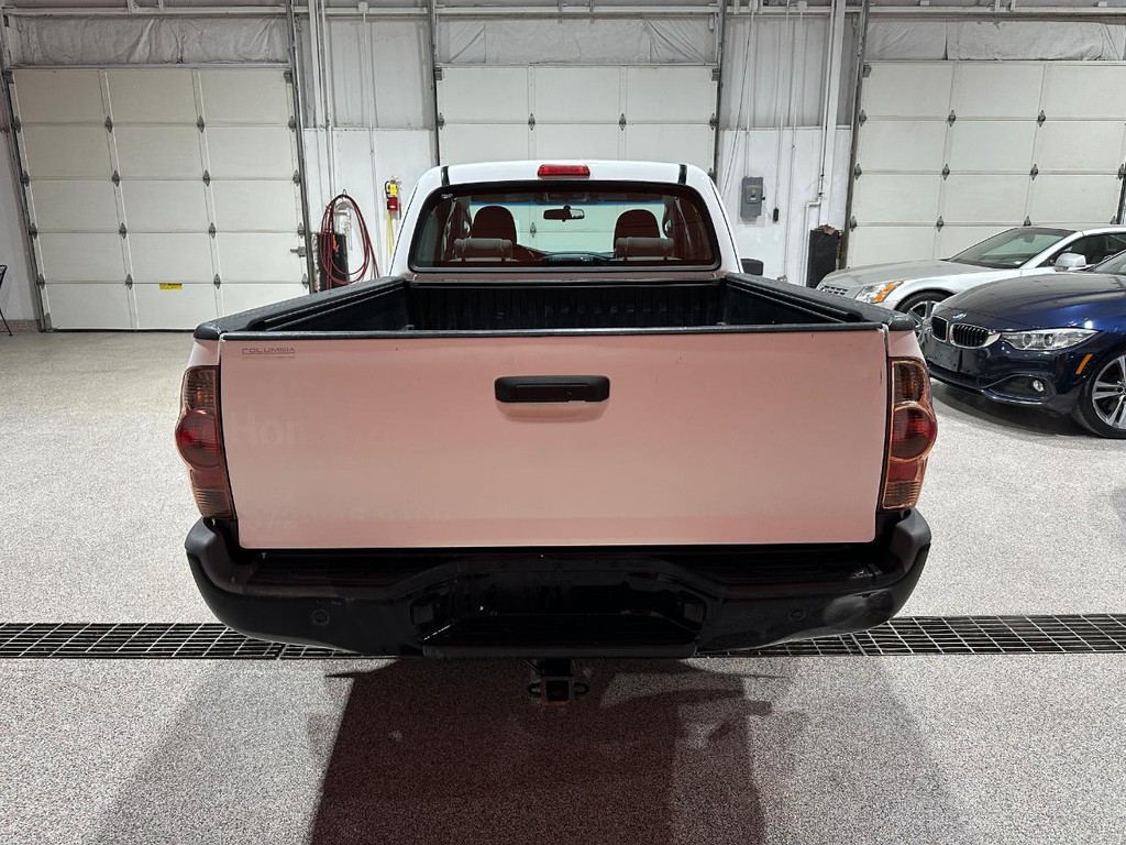 Toyota Tacoma Vehicle Full-screen Gallery Image 6