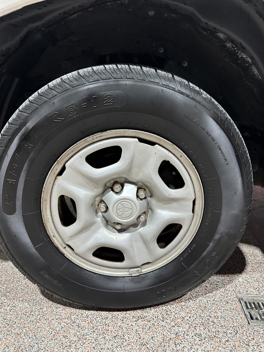 Toyota Tacoma Vehicle Full-screen Gallery Image 7