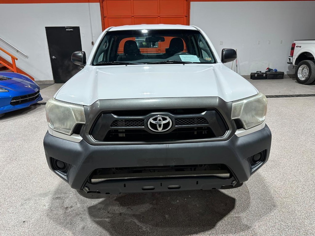 Toyota Tacoma Vehicle Full-screen Gallery Image 8