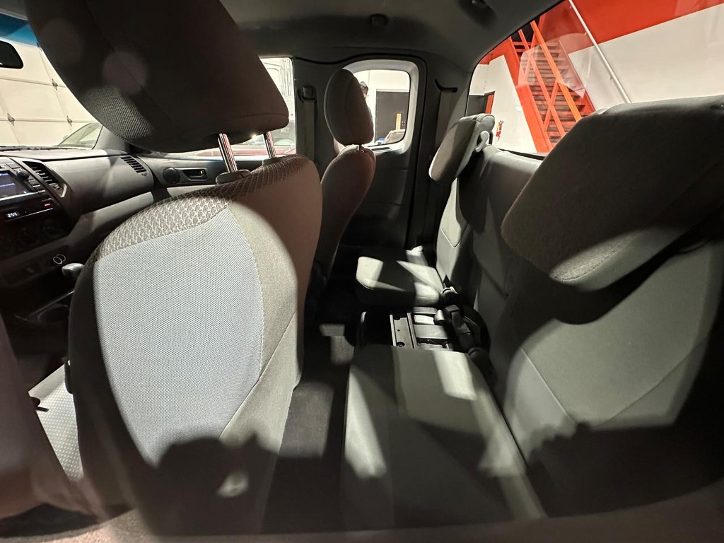 Toyota Tacoma Vehicle Full-screen Gallery Image 10