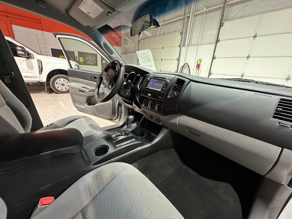 Toyota Tacoma Vehicle Full-screen Gallery Image 13