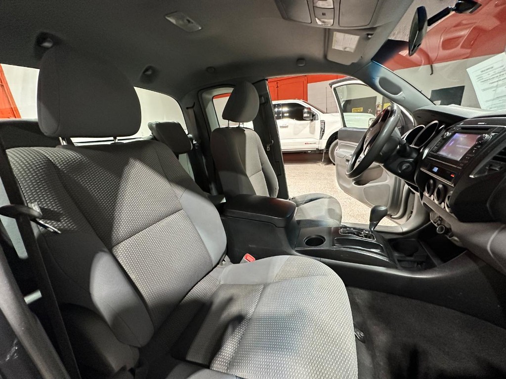 Toyota Tacoma Vehicle Full-screen Gallery Image 14