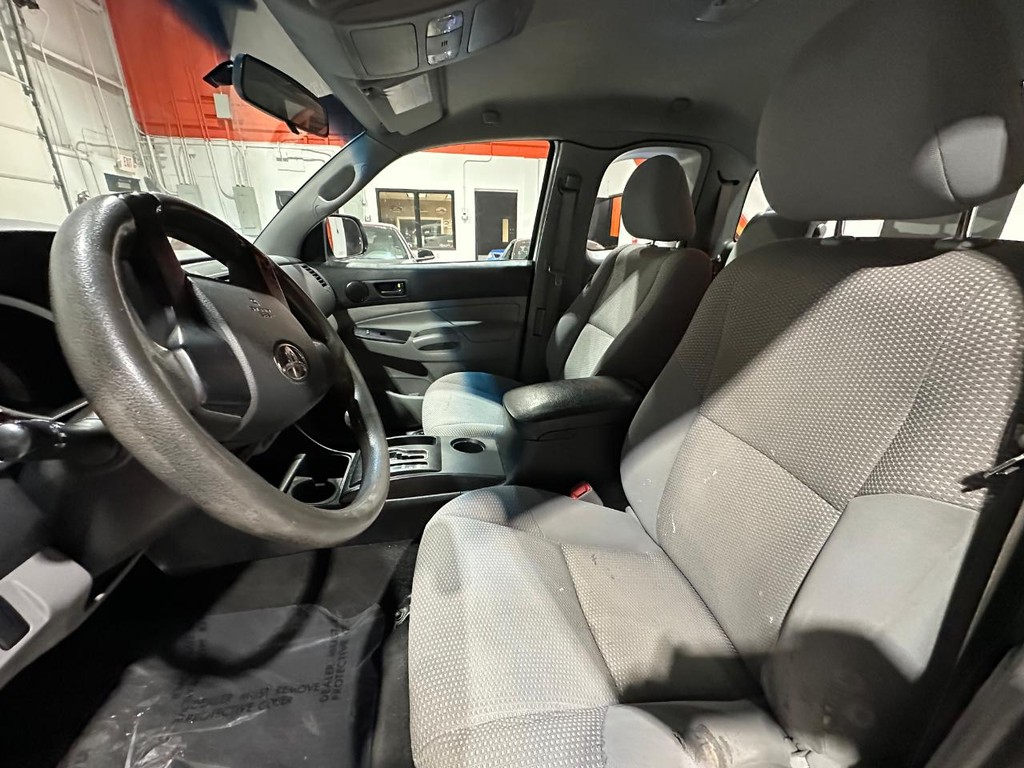 Toyota Tacoma Vehicle Full-screen Gallery Image 15