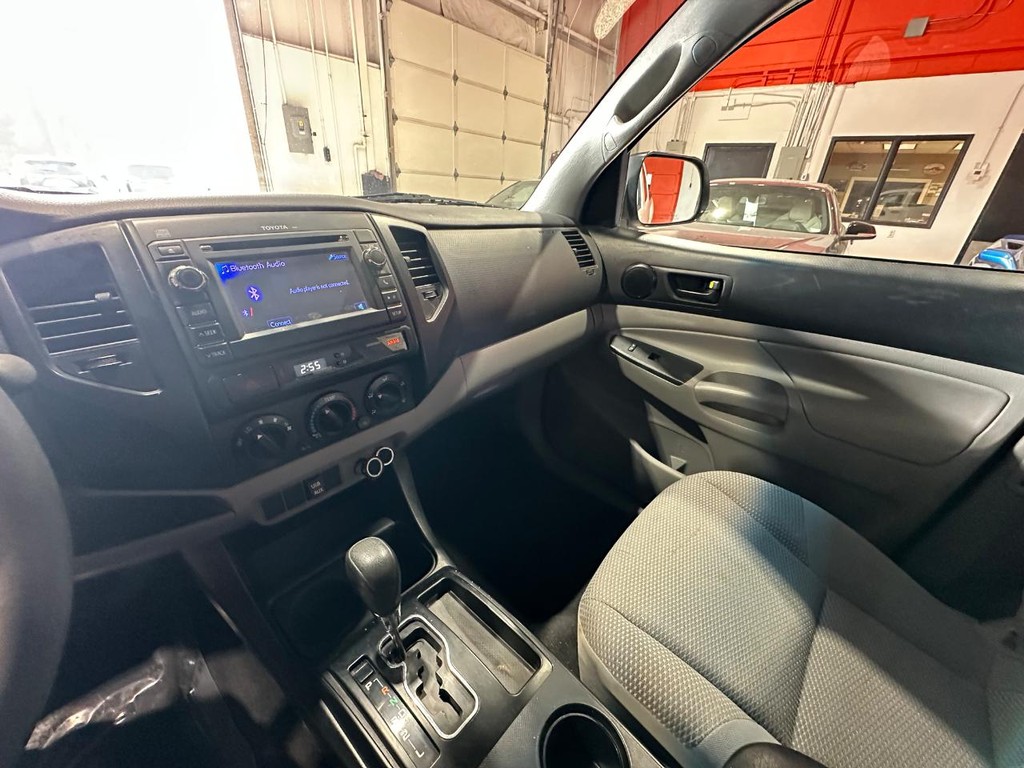 Toyota Tacoma Vehicle Full-screen Gallery Image 17