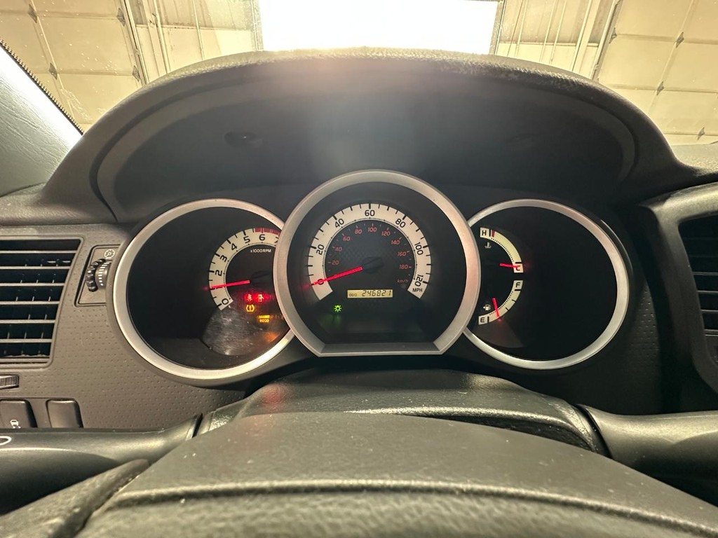 Toyota Tacoma Vehicle Full-screen Gallery Image 19