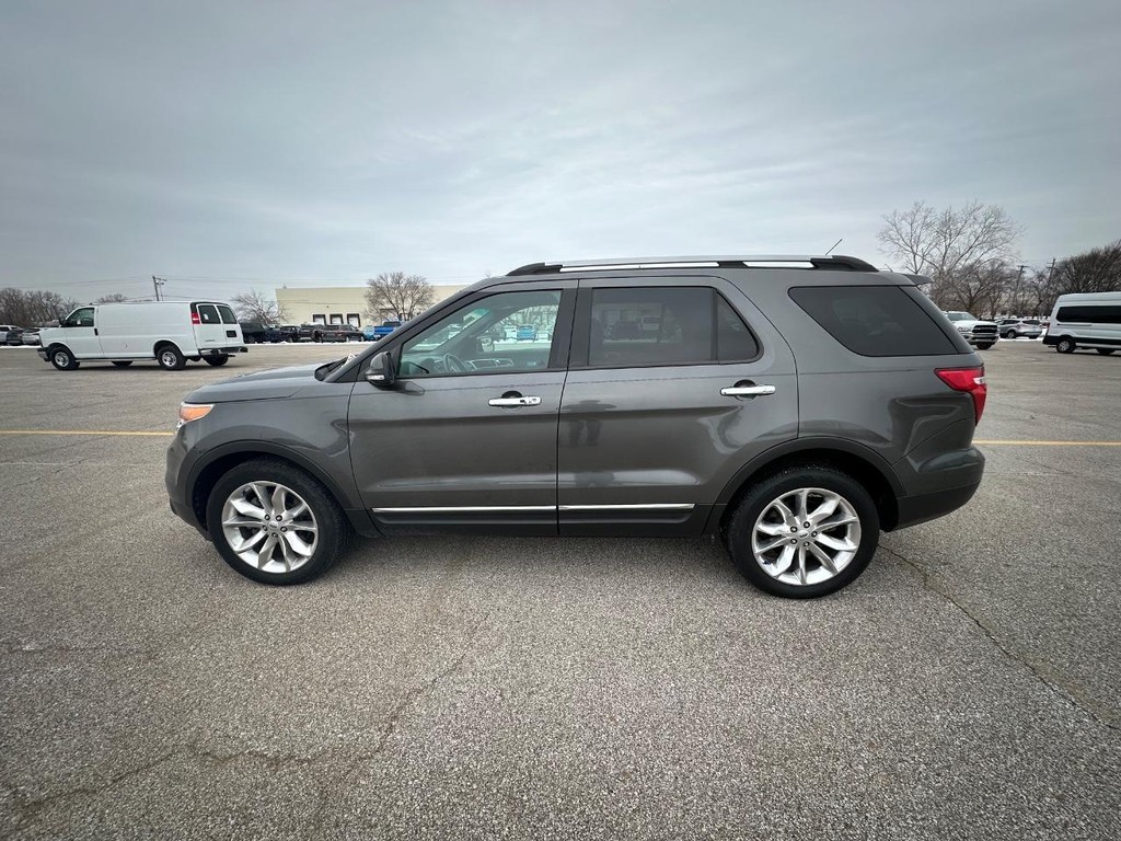 Ford Explorer Vehicle Full-screen Gallery Image 4