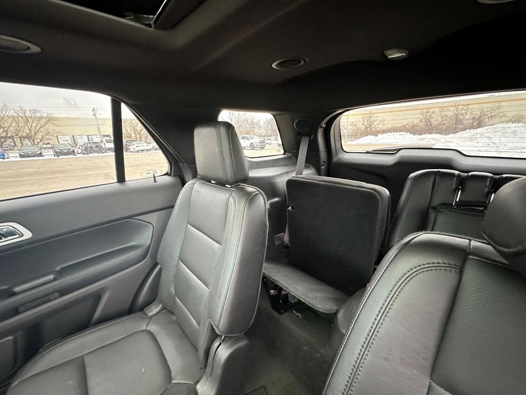 Ford Explorer Vehicle Full-screen Gallery Image 9