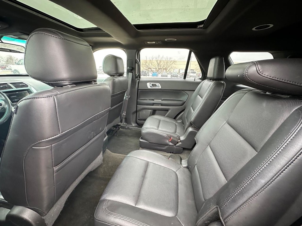 Ford Explorer Vehicle Full-screen Gallery Image 12