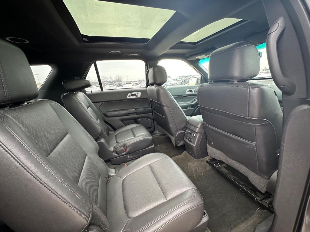 Ford Explorer Vehicle Full-screen Gallery Image 14