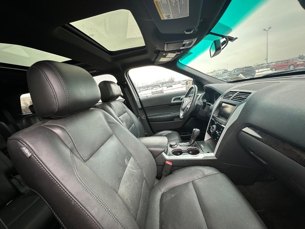 Ford Explorer Vehicle Full-screen Gallery Image 15