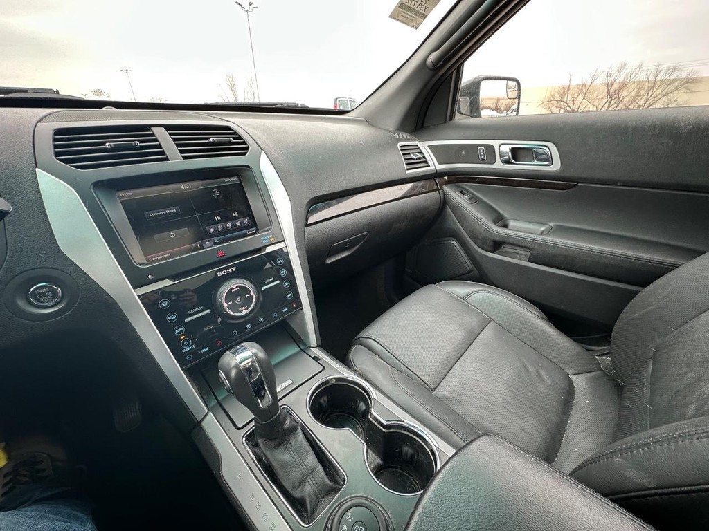 Ford Explorer Vehicle Full-screen Gallery Image 16