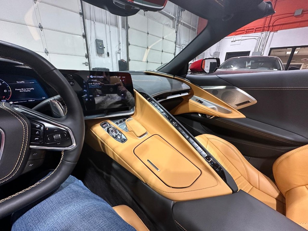 Chevrolet Corvette Vehicle Full-screen Gallery Image 18