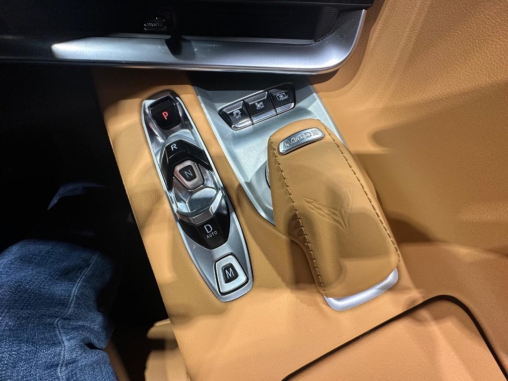 Chevrolet Corvette Vehicle Full-screen Gallery Image 19