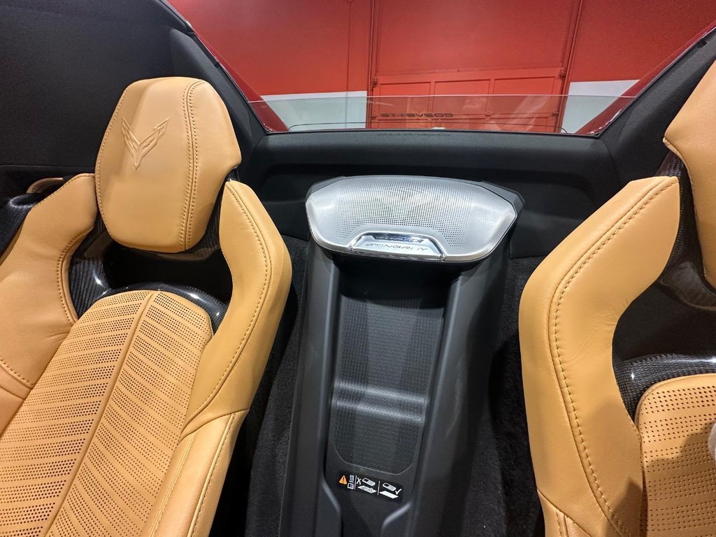 Chevrolet Corvette Vehicle Full-screen Gallery Image 23