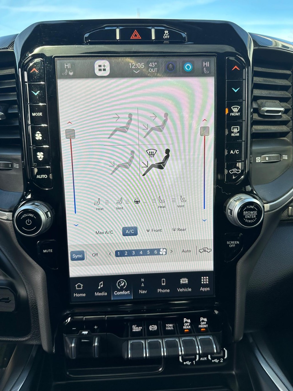 Ram 3500 Vehicle Full-screen Gallery Image 25