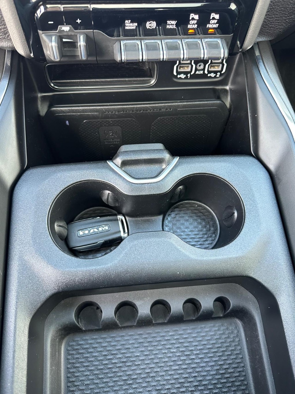 Ram 3500 Vehicle Full-screen Gallery Image 27