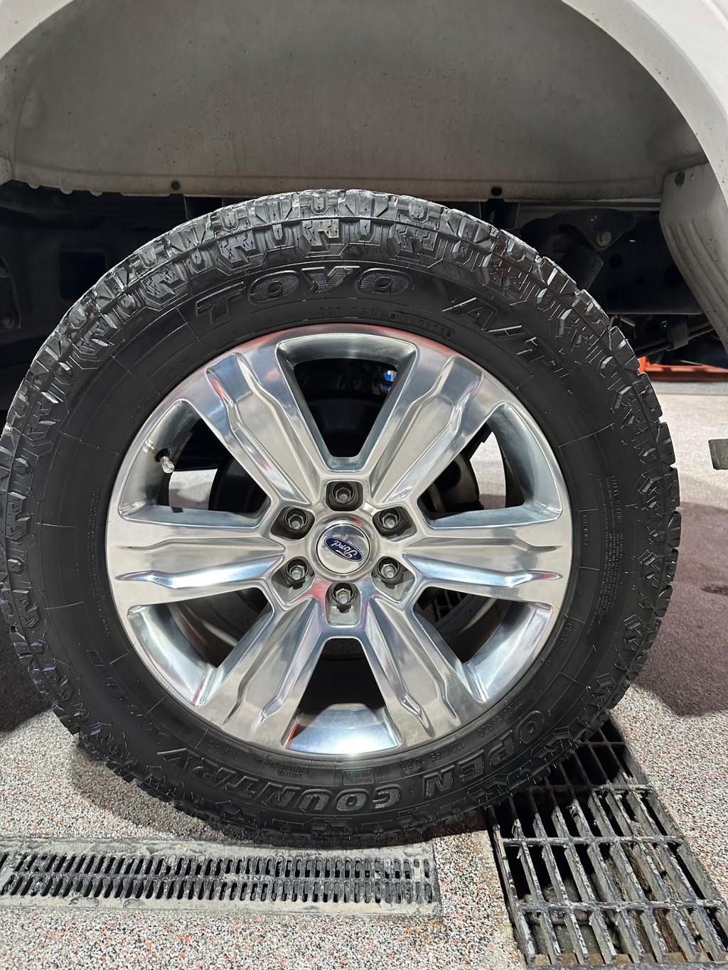 Ford F-150 Vehicle Full-screen Gallery Image 11