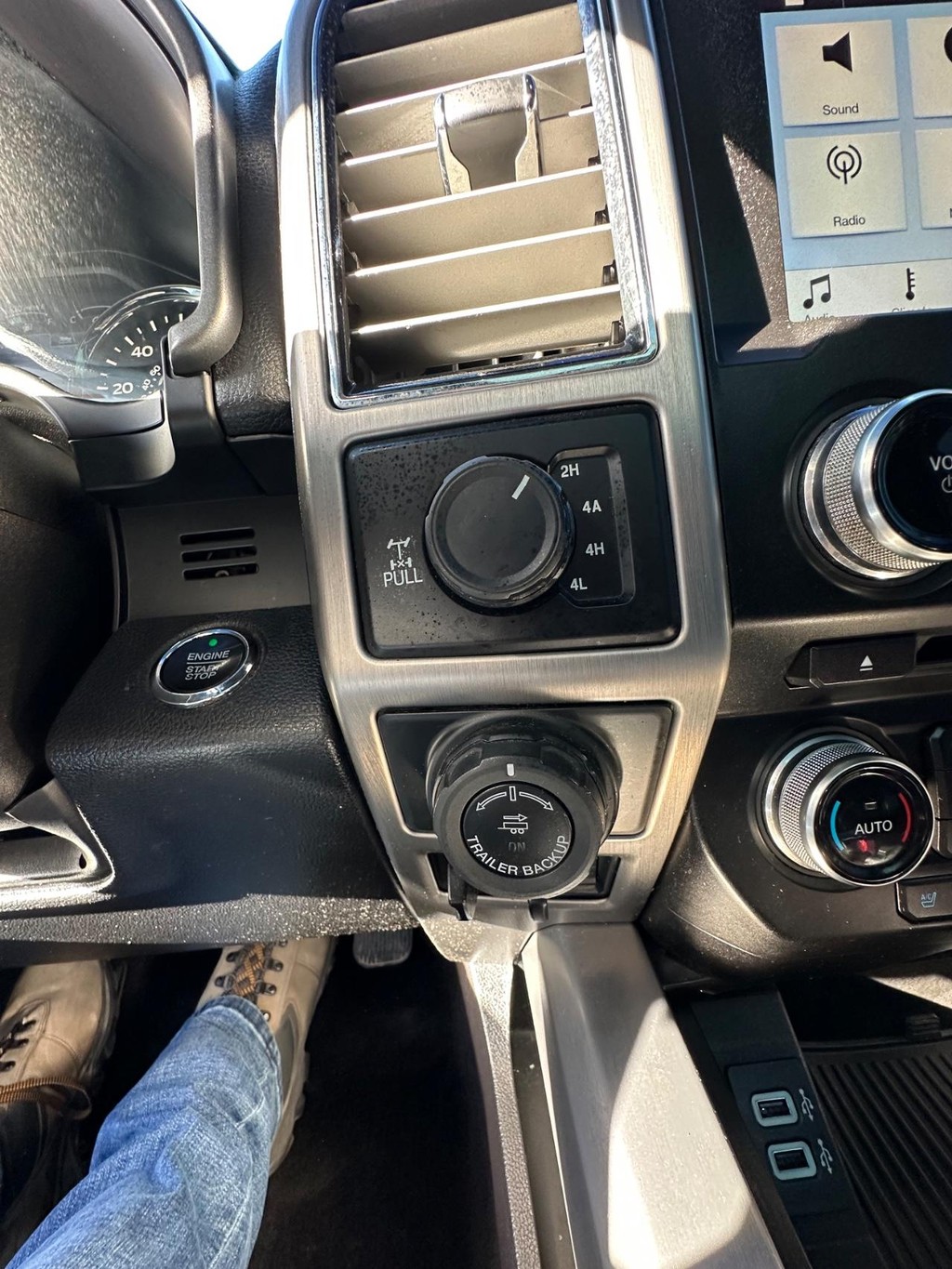 Ford F-150 Vehicle Full-screen Gallery Image 25