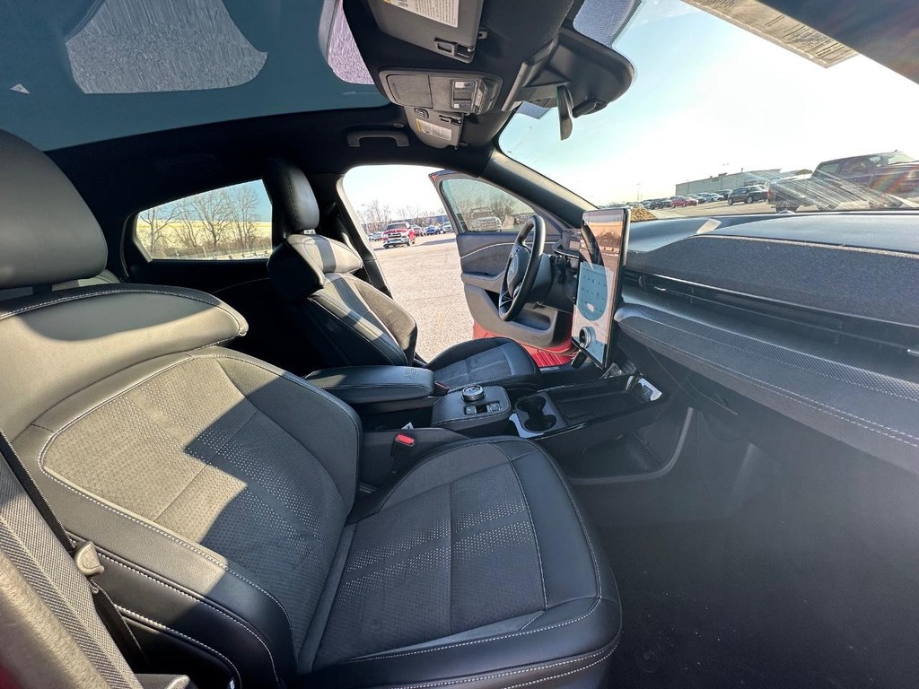 Ford Mustang Mach-E Vehicle Full-screen Gallery Image 17