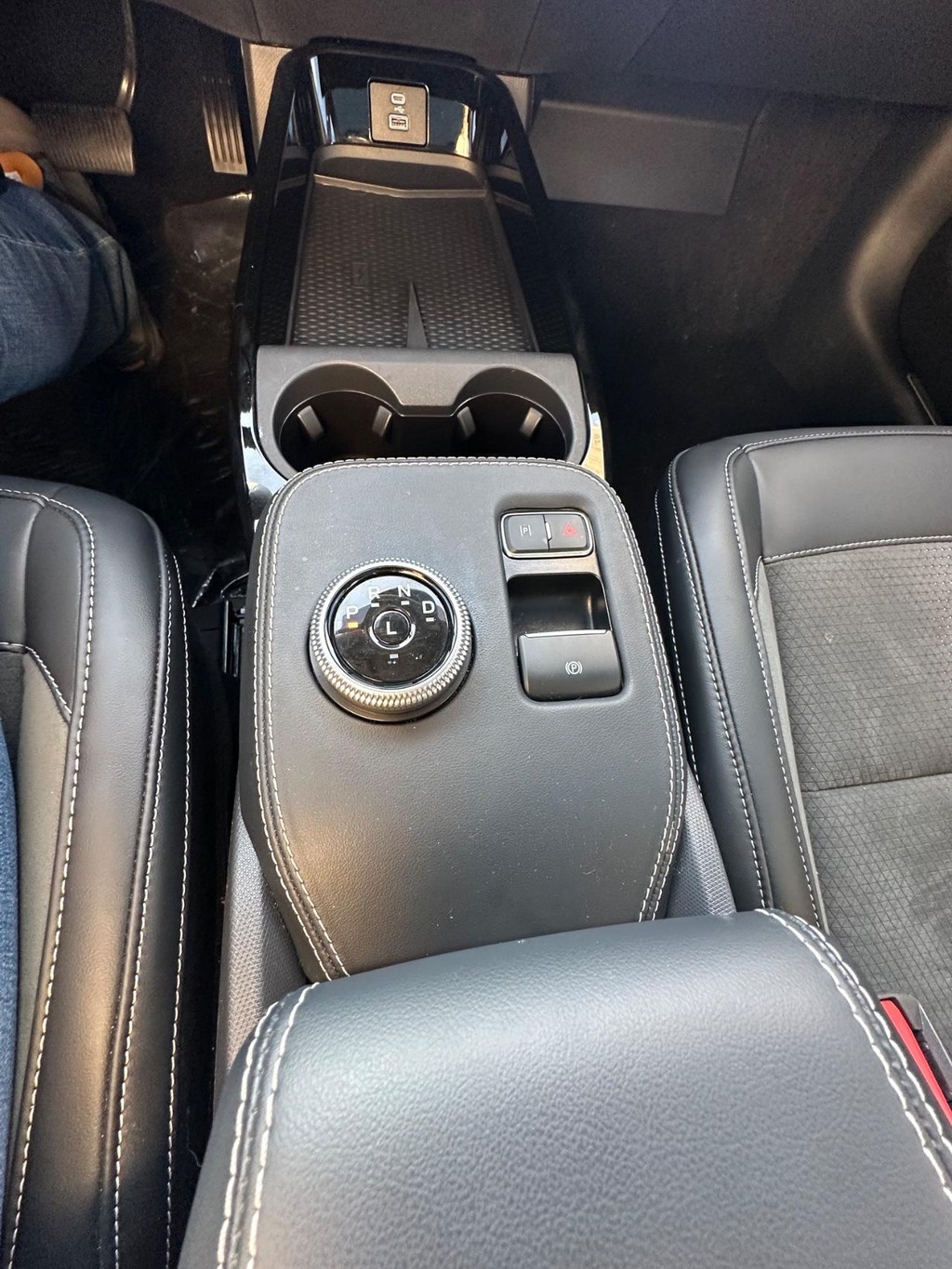 Ford Mustang Mach-E Vehicle Full-screen Gallery Image 20