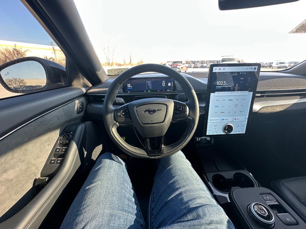 Ford Mustang Mach-E Vehicle Full-screen Gallery Image 22