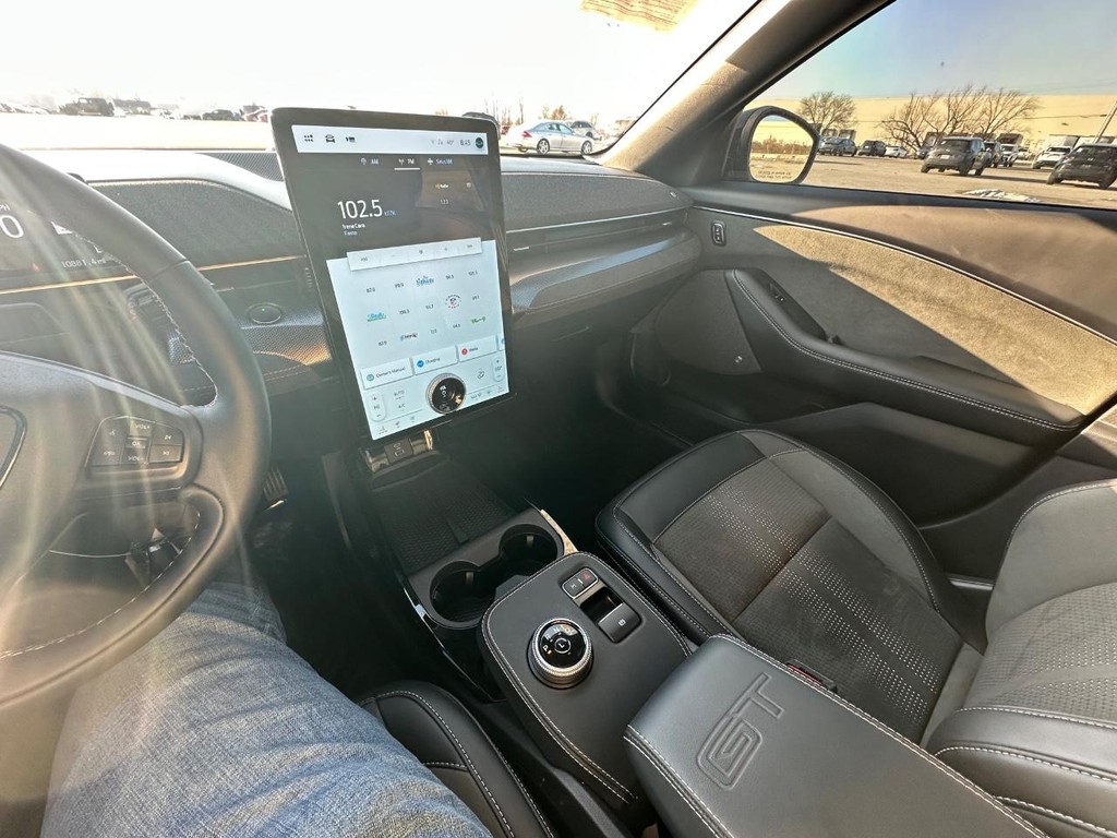 Ford Mustang Mach-E Vehicle Full-screen Gallery Image 24