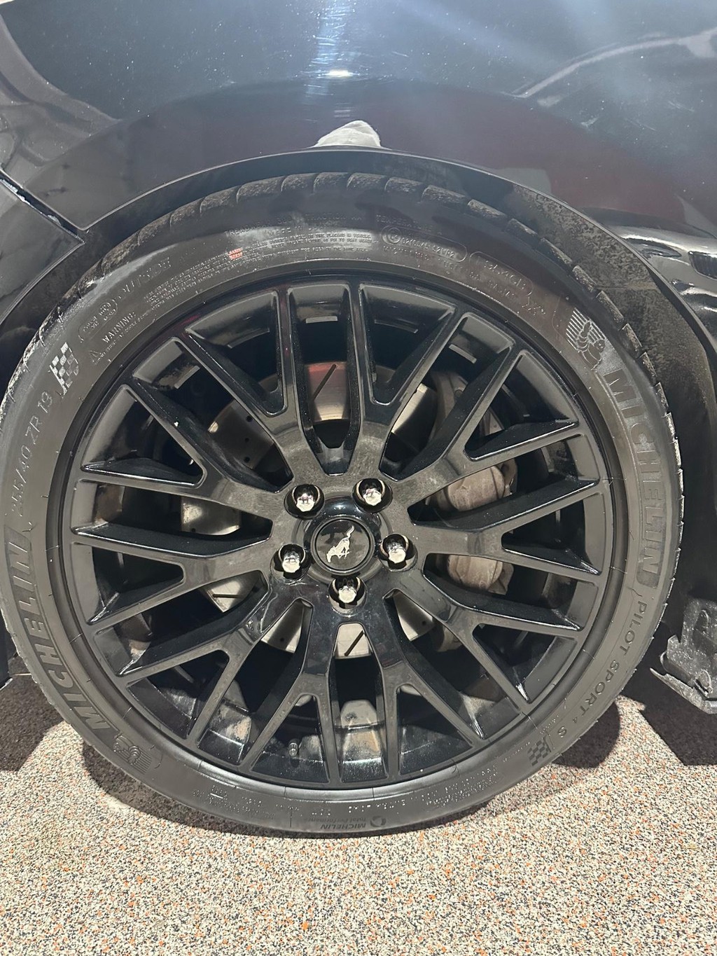 Ford Mustang Vehicle Full-screen Gallery Image 12