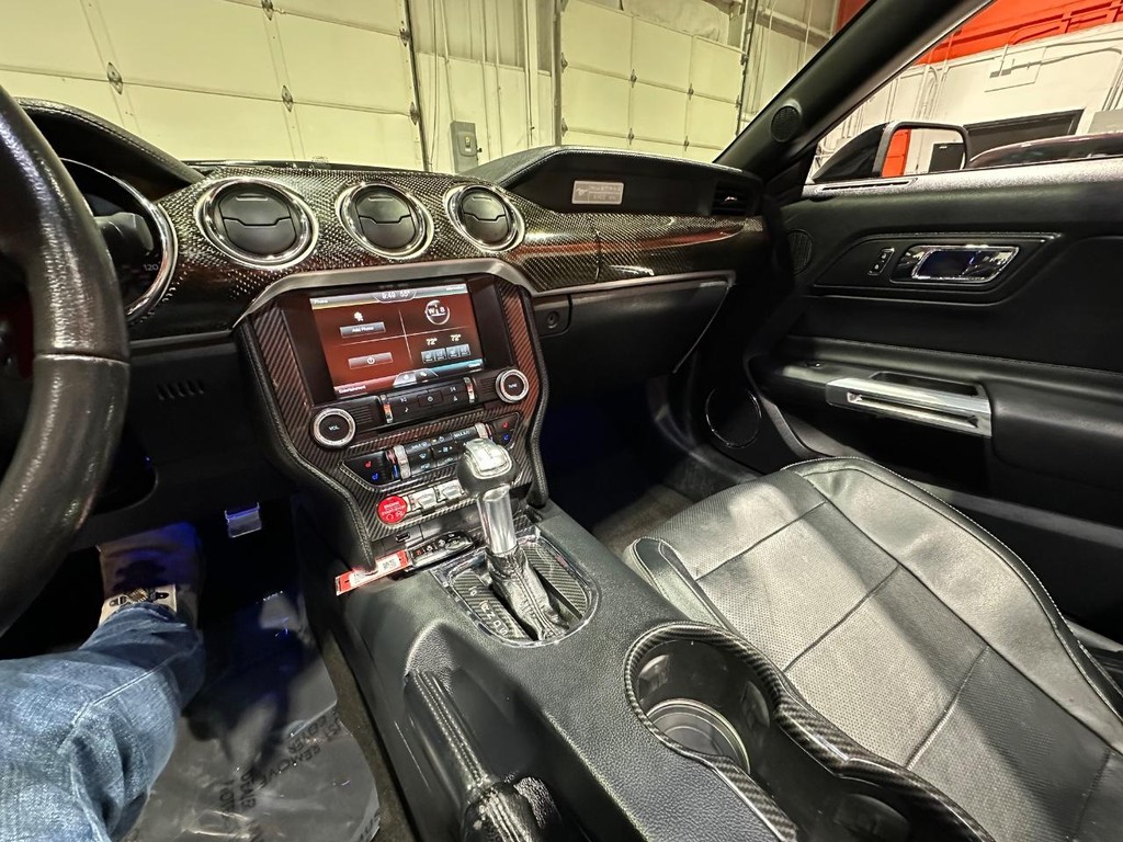 Ford Mustang Vehicle Full-screen Gallery Image 14