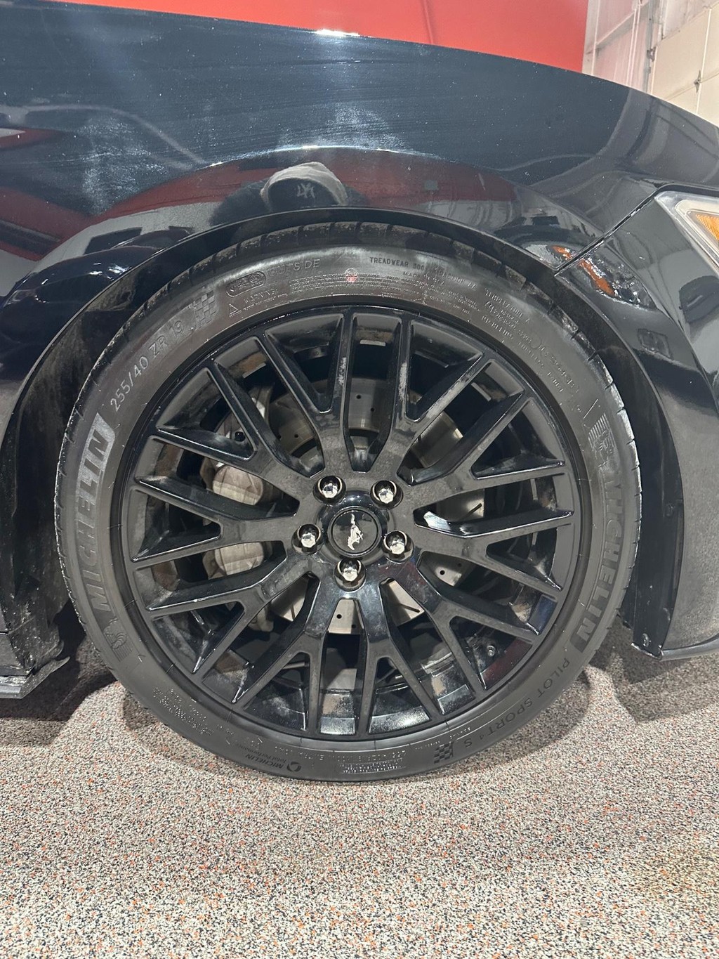 Ford Mustang Vehicle Full-screen Gallery Image 17