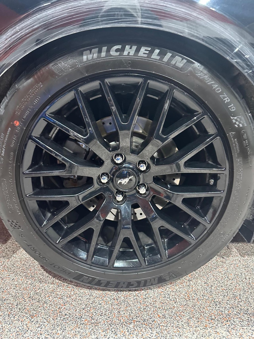 Ford Mustang Vehicle Full-screen Gallery Image 18