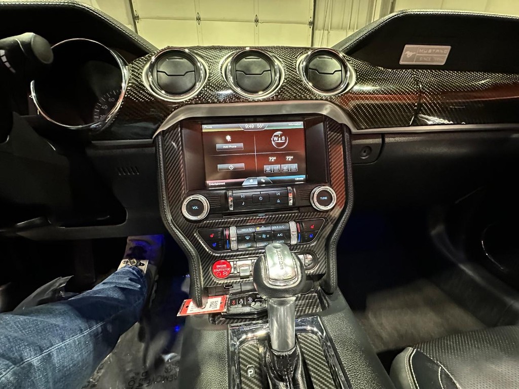 Ford Mustang Vehicle Full-screen Gallery Image 23